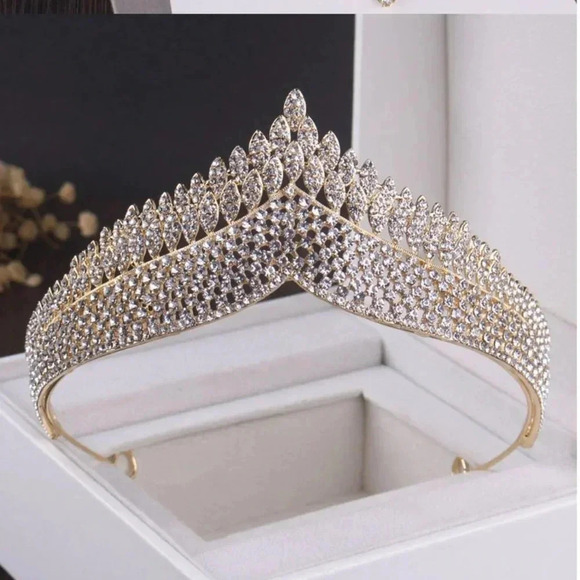 ( On Sale ) Tiara Bridal set - Picture 2 of 3